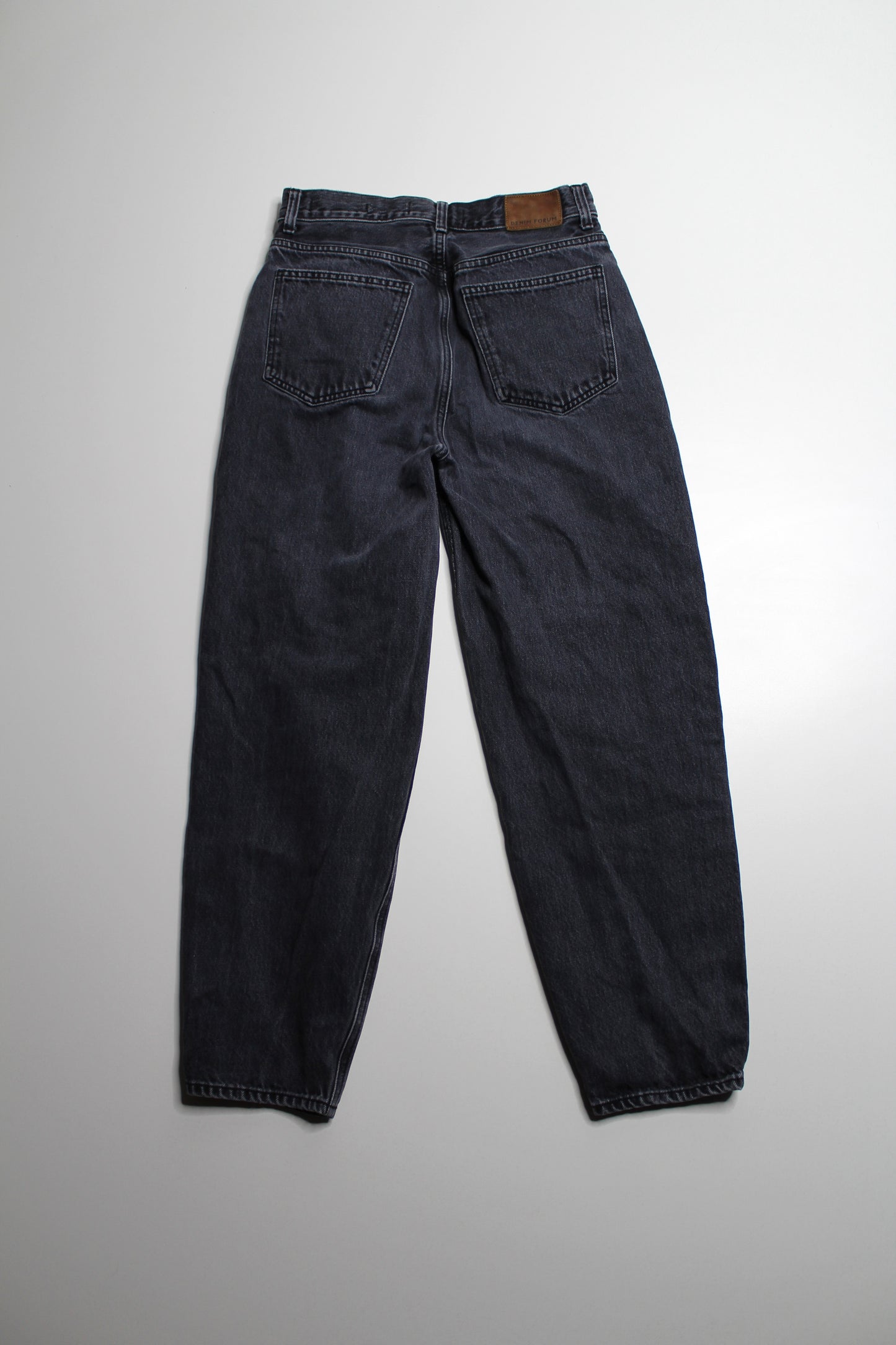 Aritzia Denim Forum black wash high rise ‘Gia carrot’ jean, size 27 (28L)