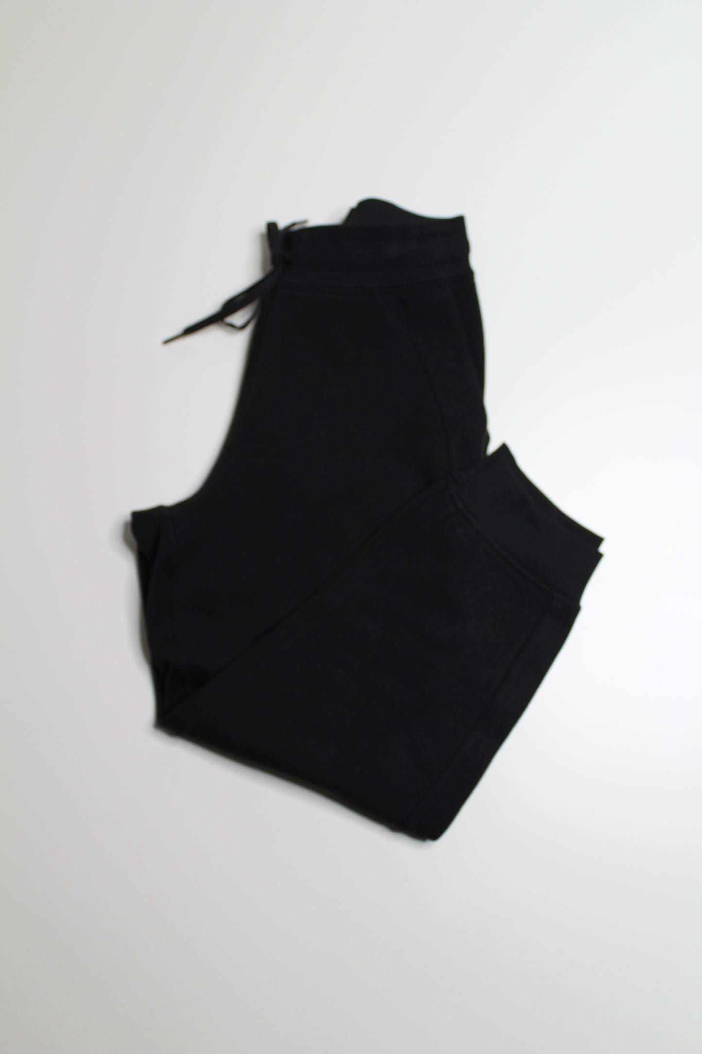 Lululemon black scuba high rise cropped jogger, size 6