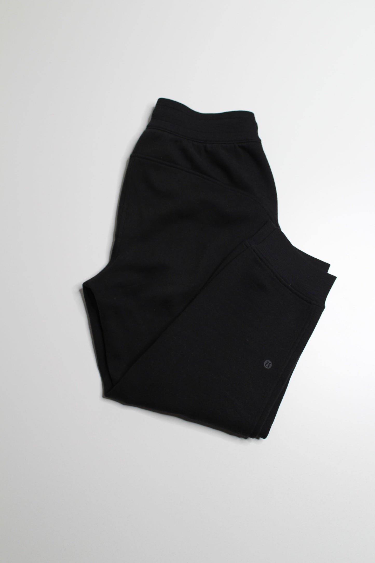 Lululemon black scuba high rise cropped jogger, size 6 (23”)