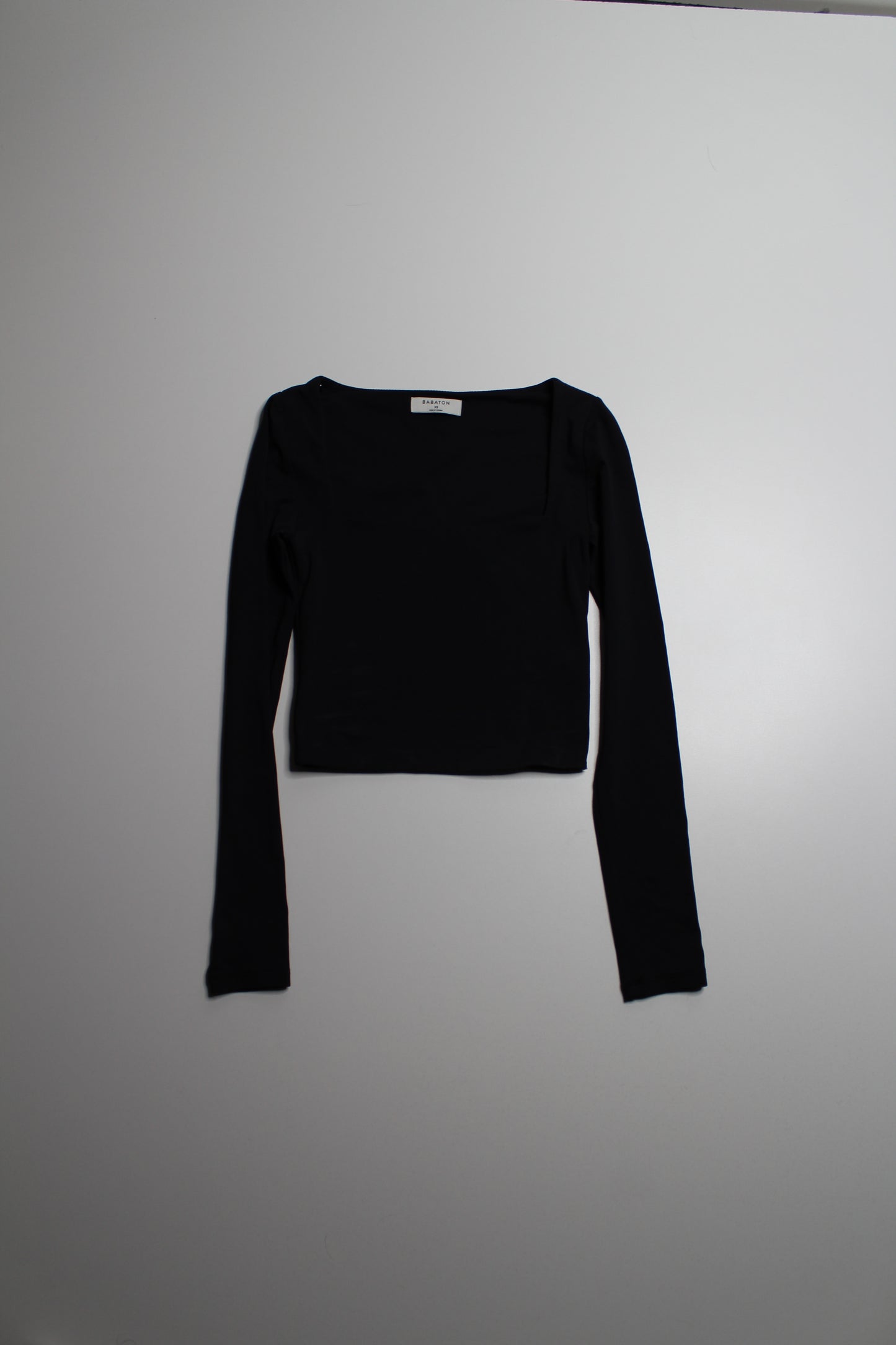 Aritzia Babaton black square neck ‘contour crew’ cropped long sleeve, size xs (ON HOLD)