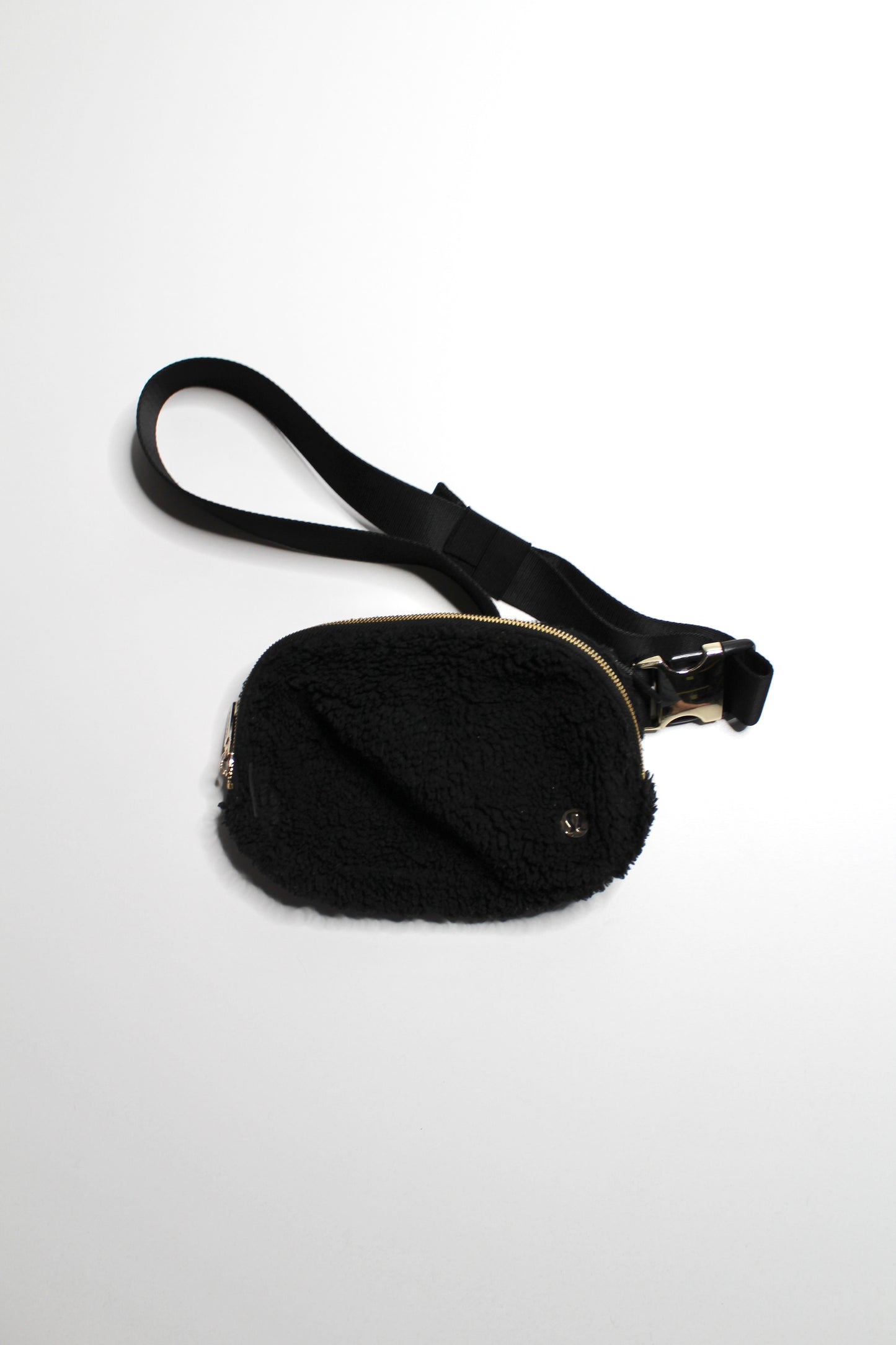 Lululemon black sherpa fleece belt bag *1L