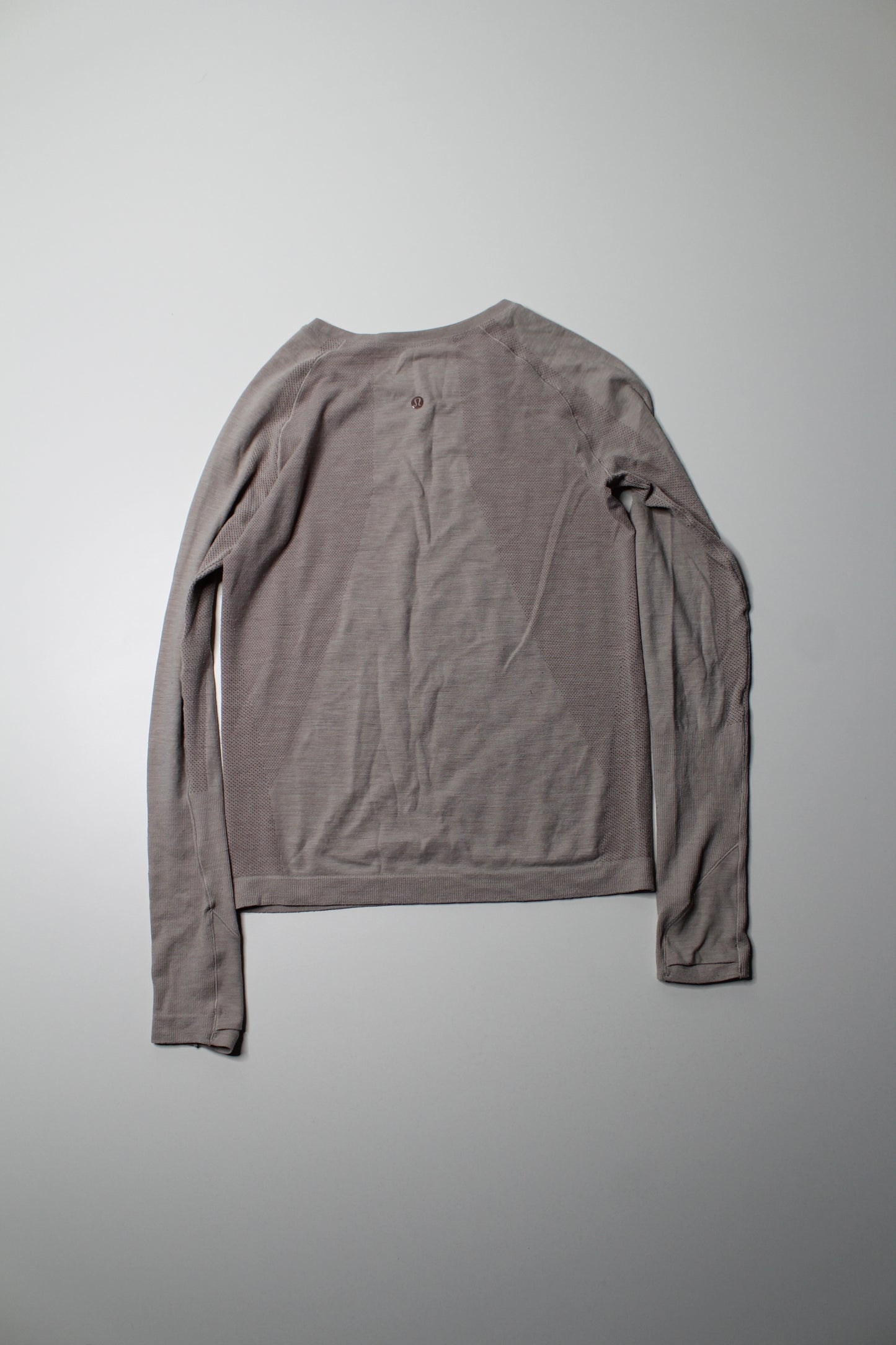 Lululemon long sleeve, no size. Fits like 4 (relaxed fit)