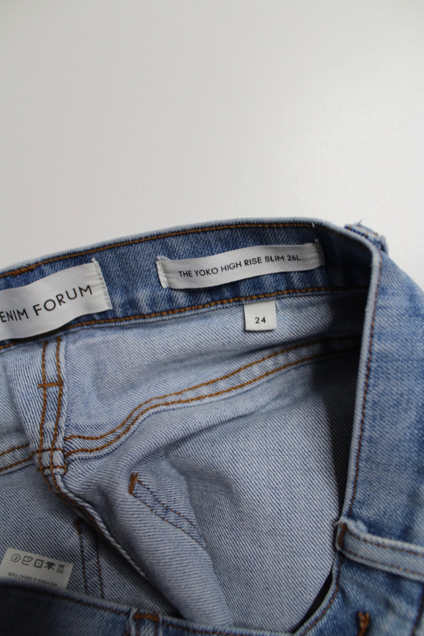 Aritzia denim forum the ‘yoko high rise slim’ jeans, size 24 (26L)
