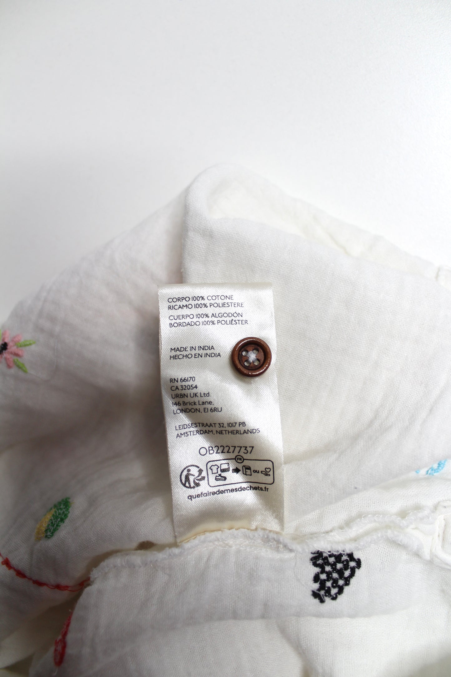 Anthropologie Pilcro white embroidered icon flowers button down long sleeve, size small