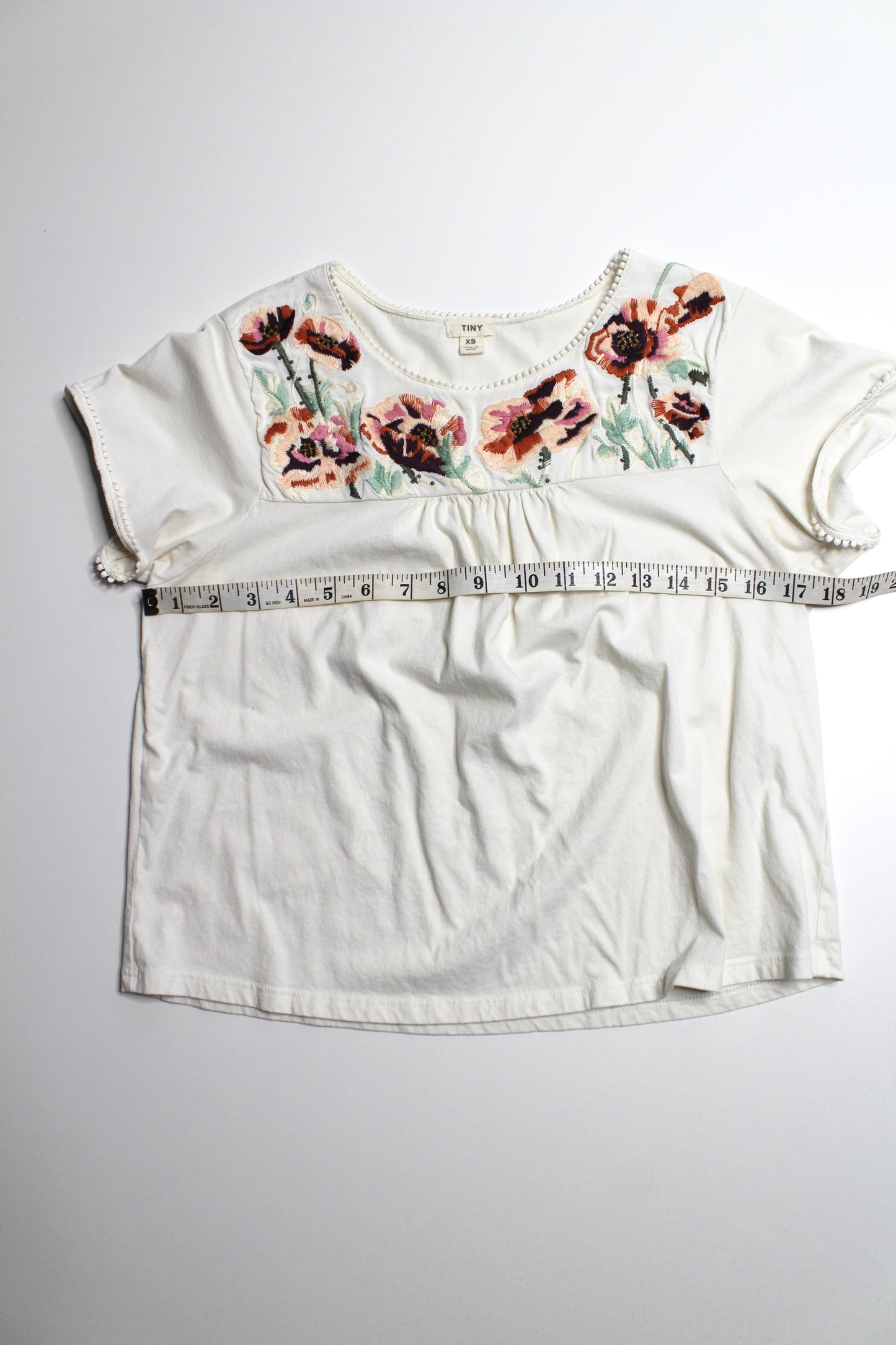 Anthropologie Tiny cream fern embroidered flowers short sleeve, size xs (relaxed fit)
