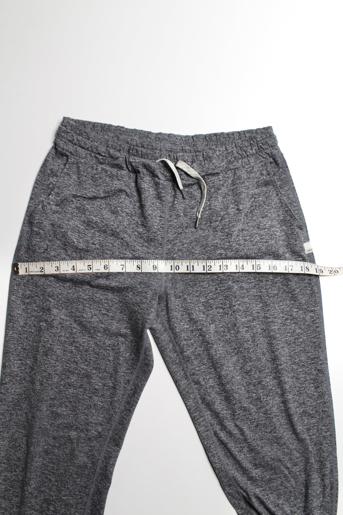 Vuori heathered grey cropped jogger, no size. Fits like small (relaxed fit)