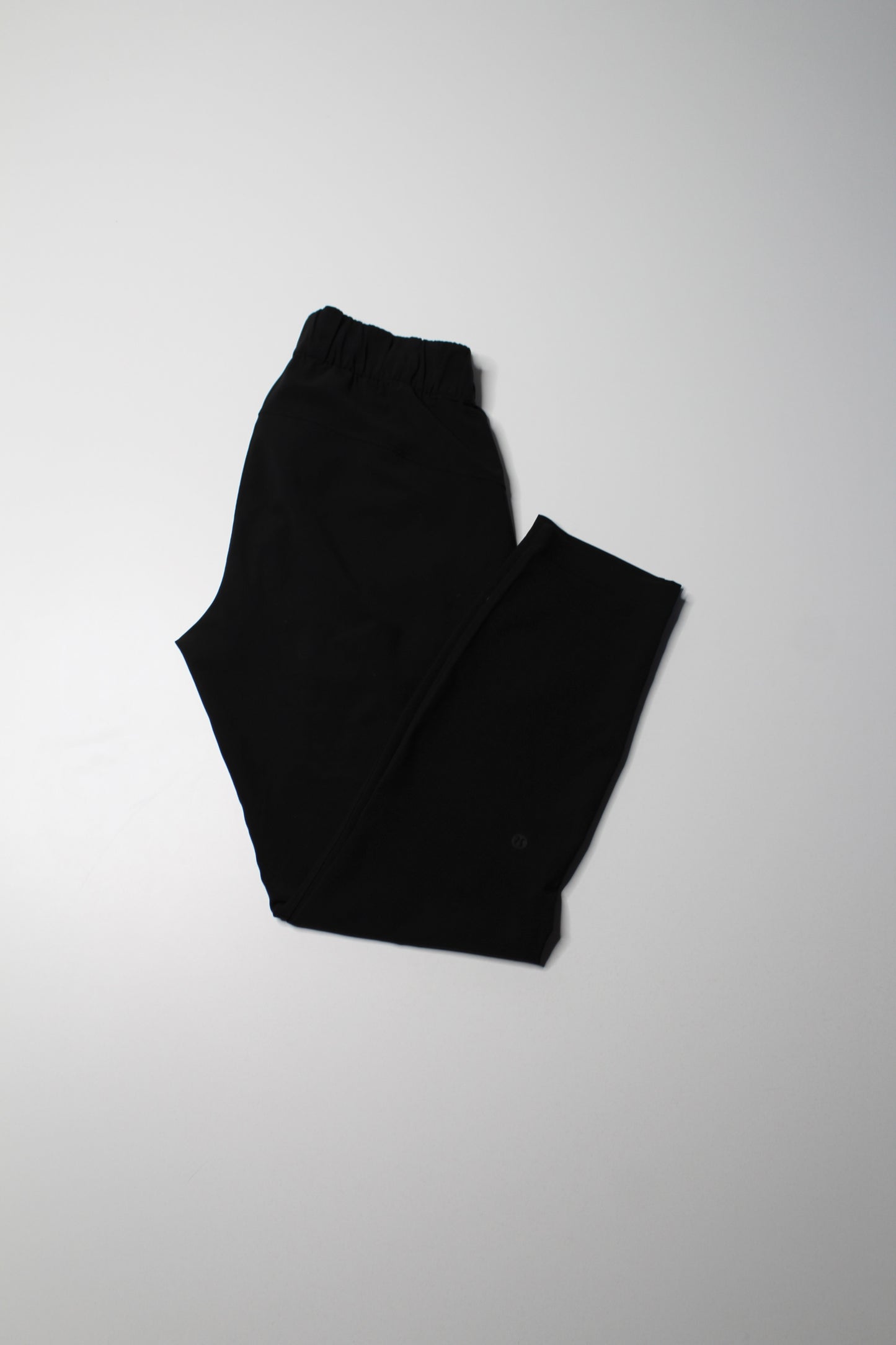 Lululemon black ‘on the fly’ pant, size 10 (27") *woven