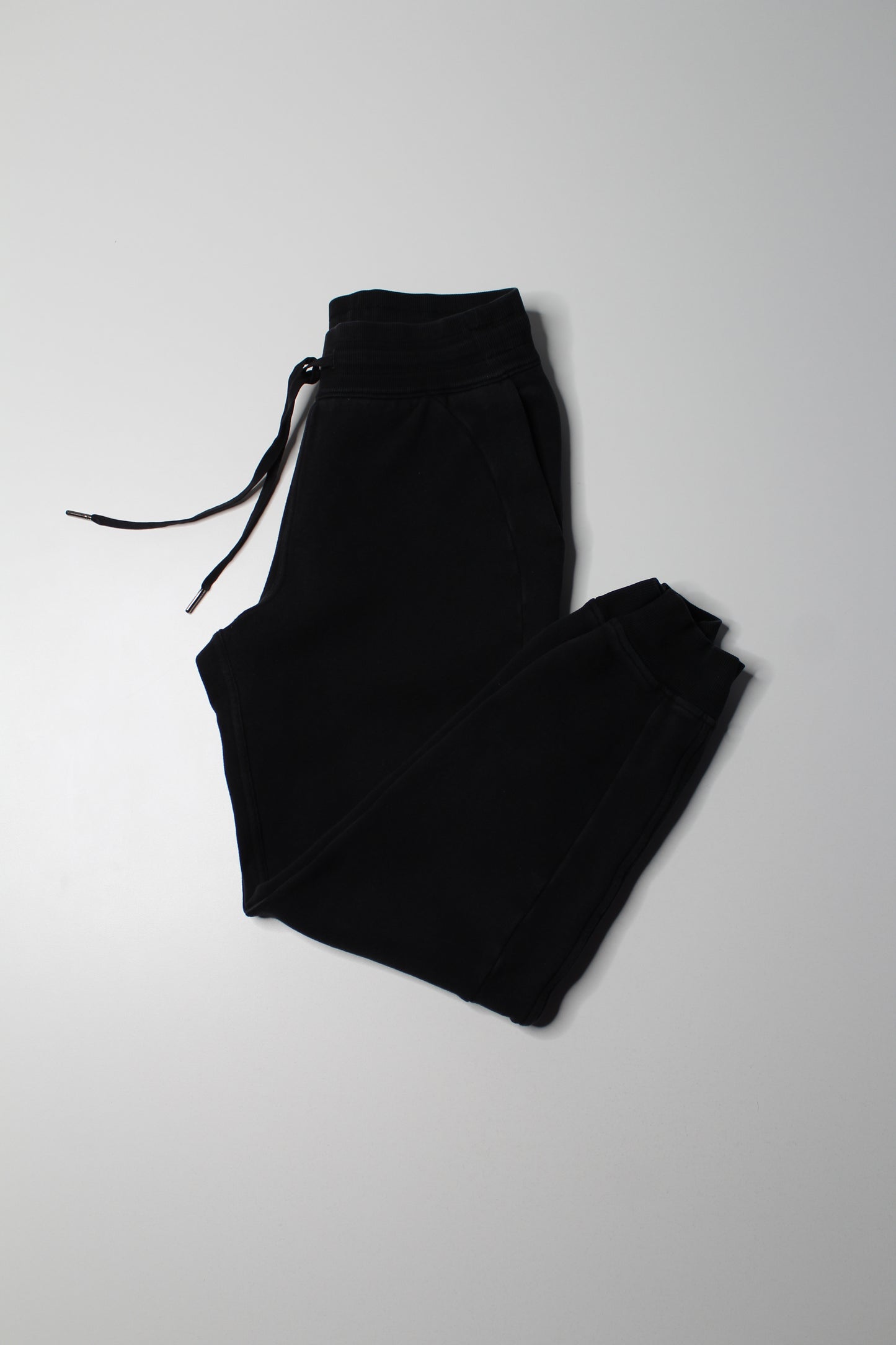 Lululemon black ‘scuba’ jogger, size 6 (28”)