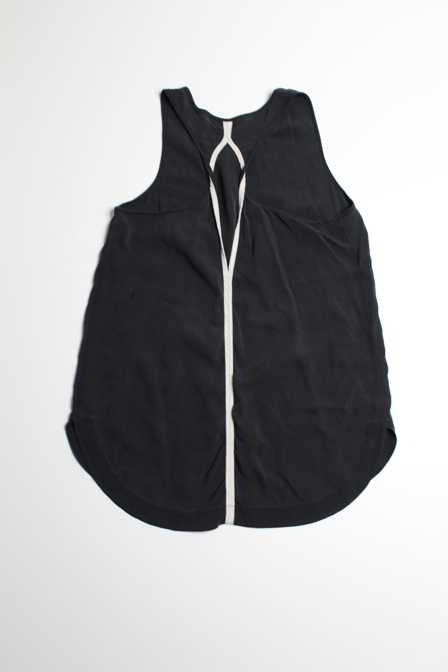 Kit And Ace black keyhole back tank, no size. Fits like medium (loose fit)