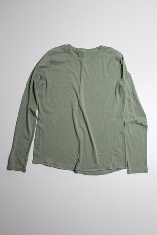 Lululemon willow green ever ready long sleeve, no size. Fits like 6