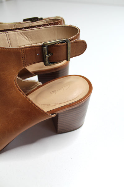 Clarks Deloria Gia tan leather block heel sandal, size 10 *new (price reduced: was $50)