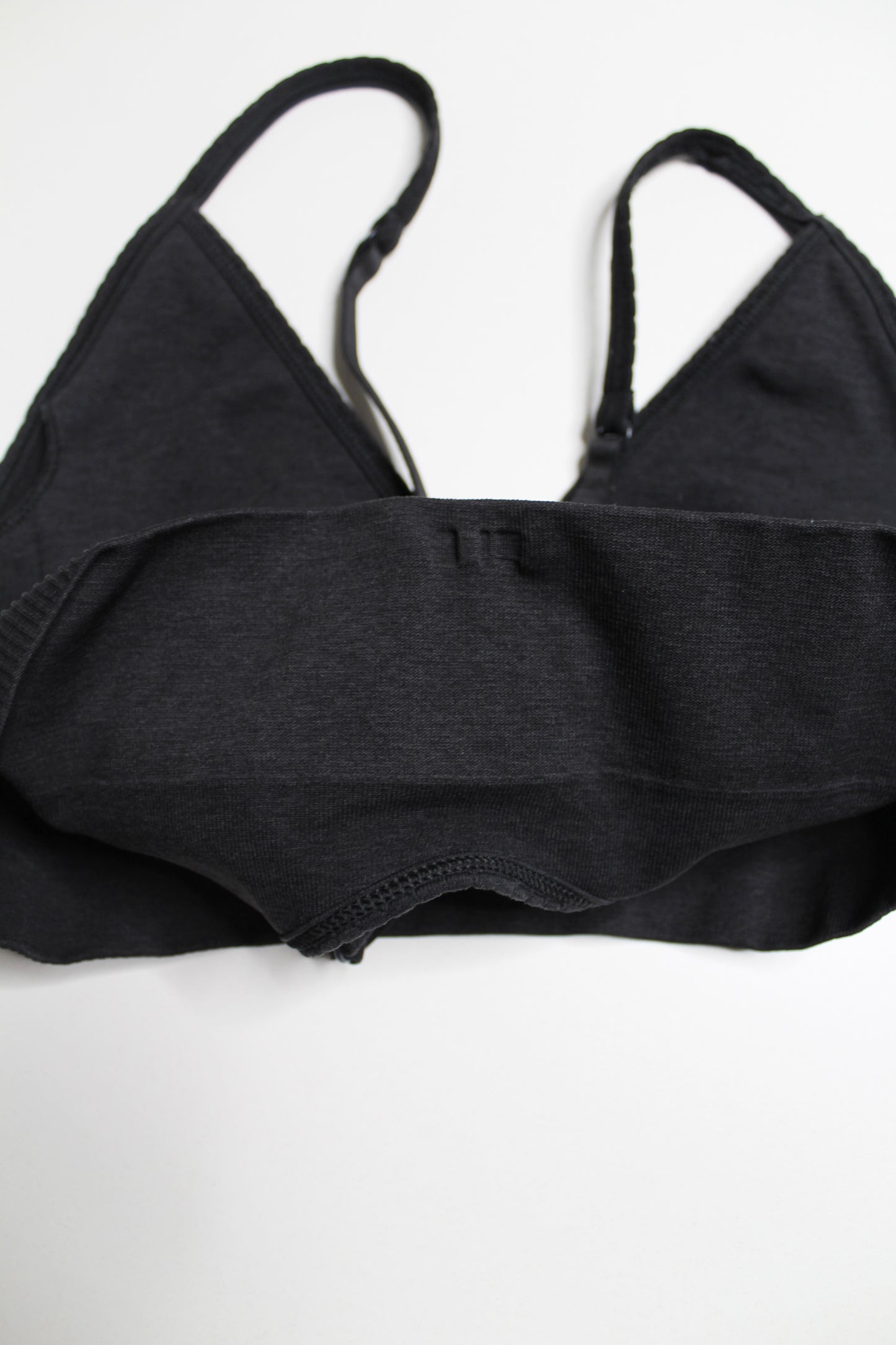 Lululemon heathered black ebb to street bra, no size. fits like size 6/8