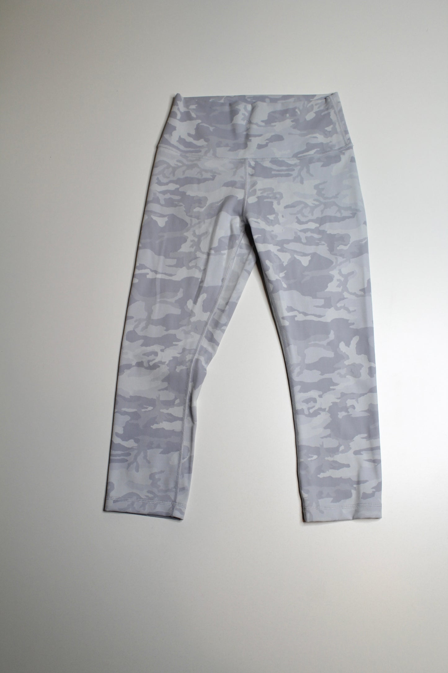 Lululemon incognito camo jacquard alpine white starlight 'wunder under' high rise crop, size 8 (High-Rise) *Luxtreme 21" (price reduced: was $48) (additional 20% off)