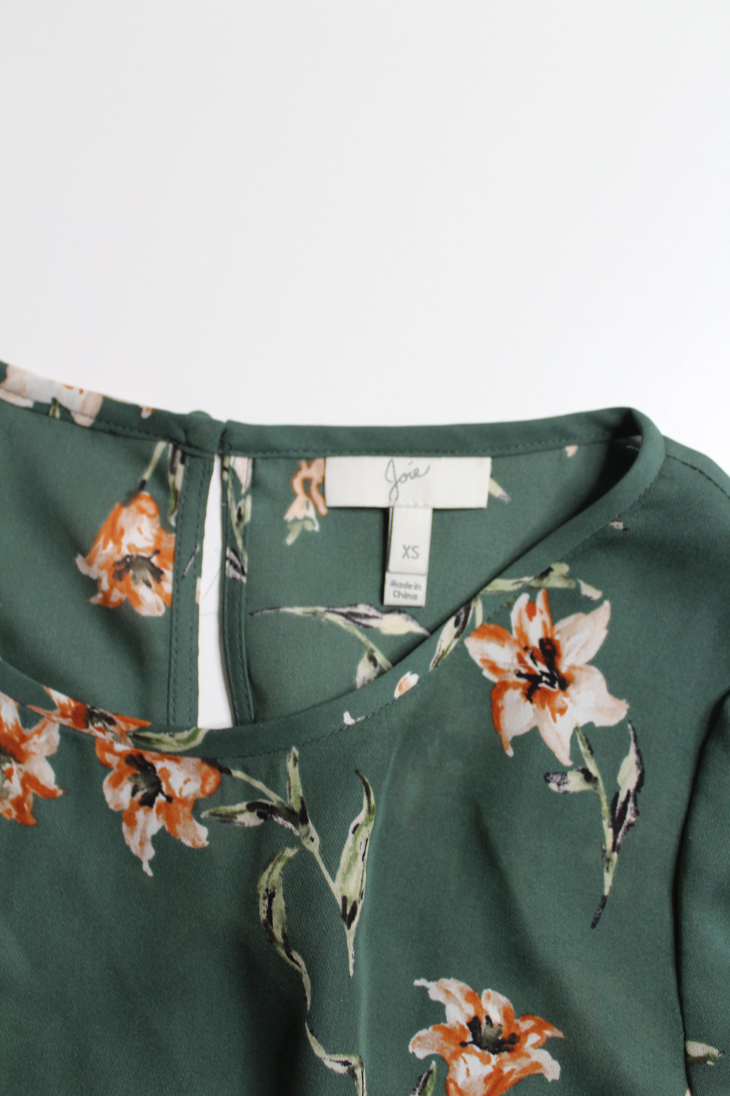 Joie green floral short sleeve silk blouse, size xs (relaxed fit)