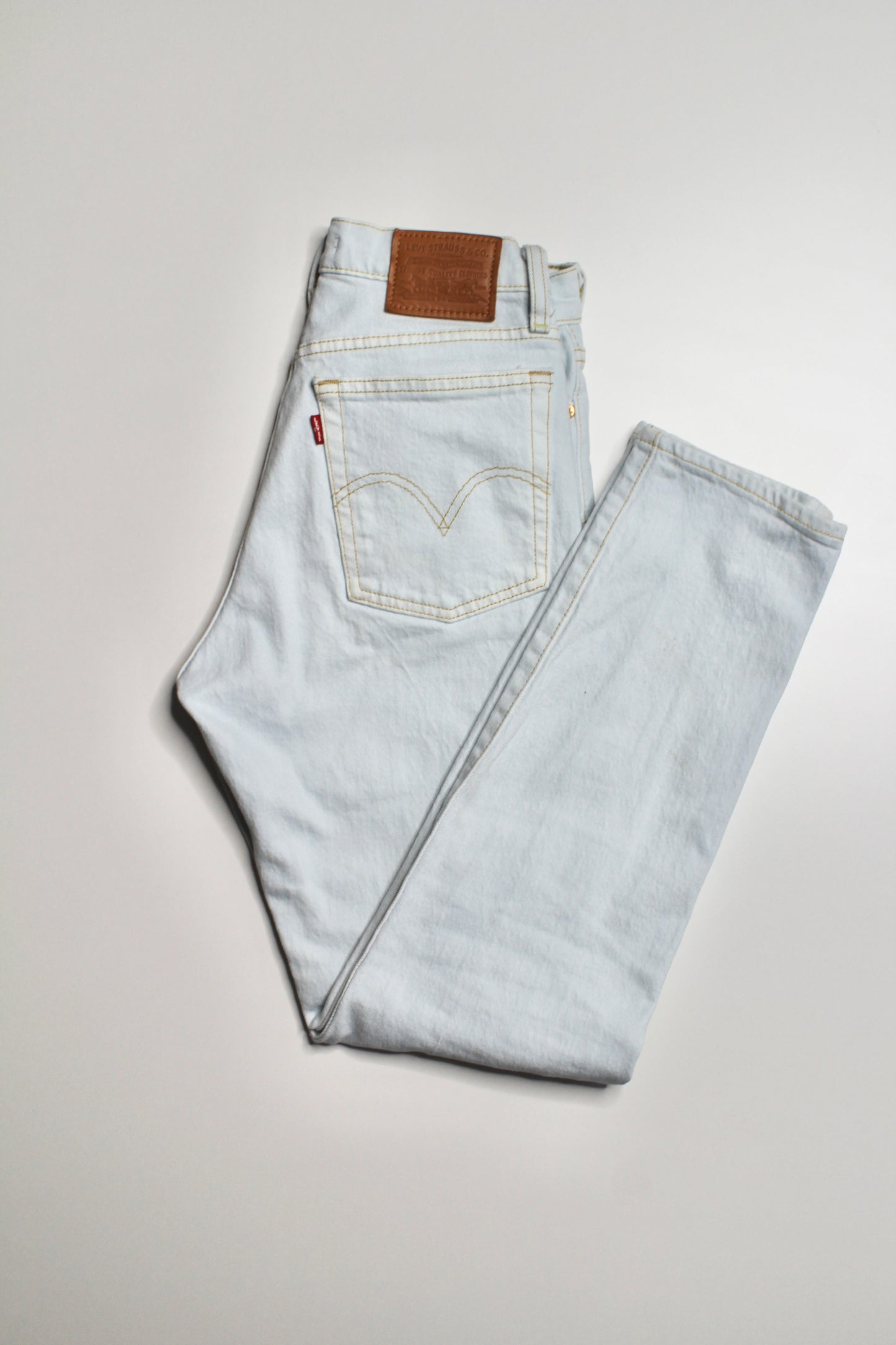 Levi’s (Aritzia) wedgie light wash icon jeans, size 24