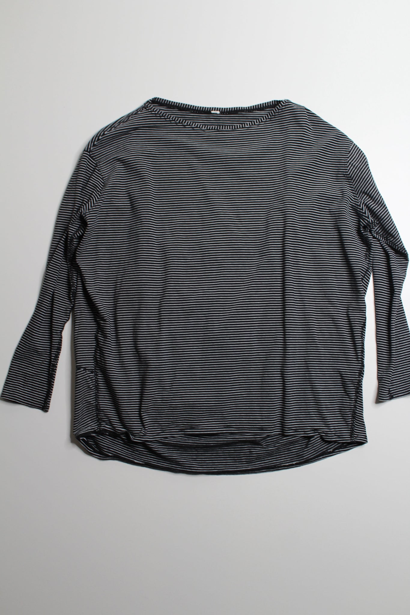 Lululemon hype stripe black white back in action long sleeve, no size. Fits like size 6 (loose fit)