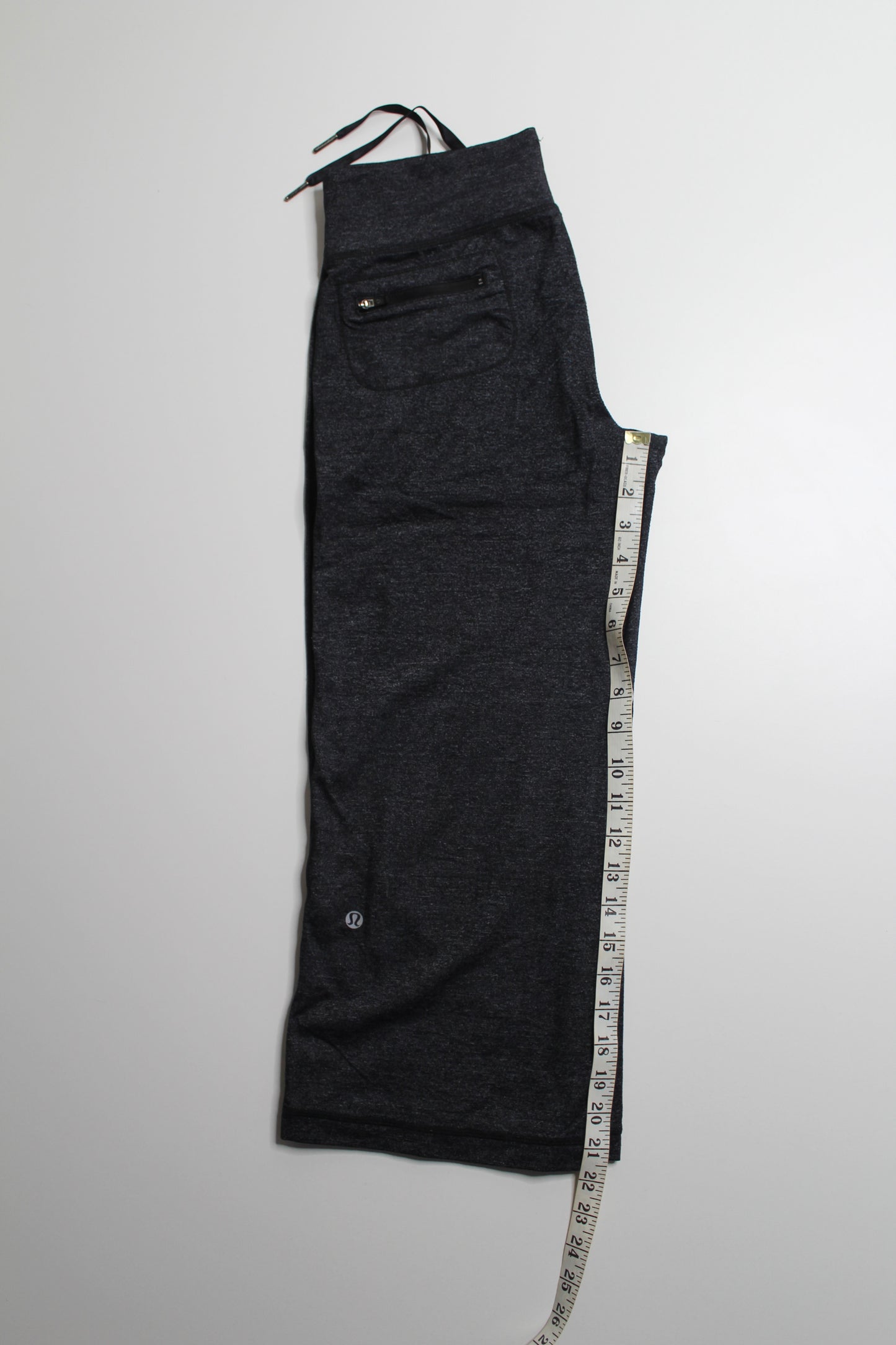 Lululemon relaxed fit wide leg crop, no size. Fits 4/6 (price reduced: was $30)