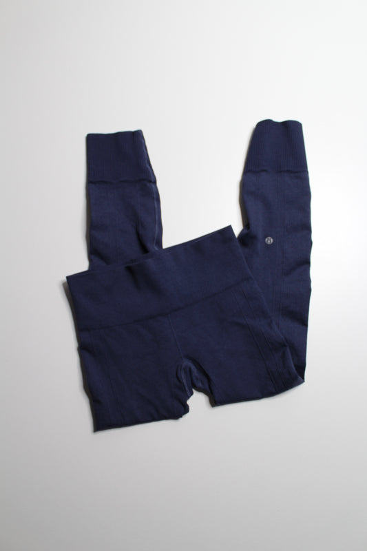 Lululemon navy seamless 'ebb to street' pant, no size. fits like 6 *flaw