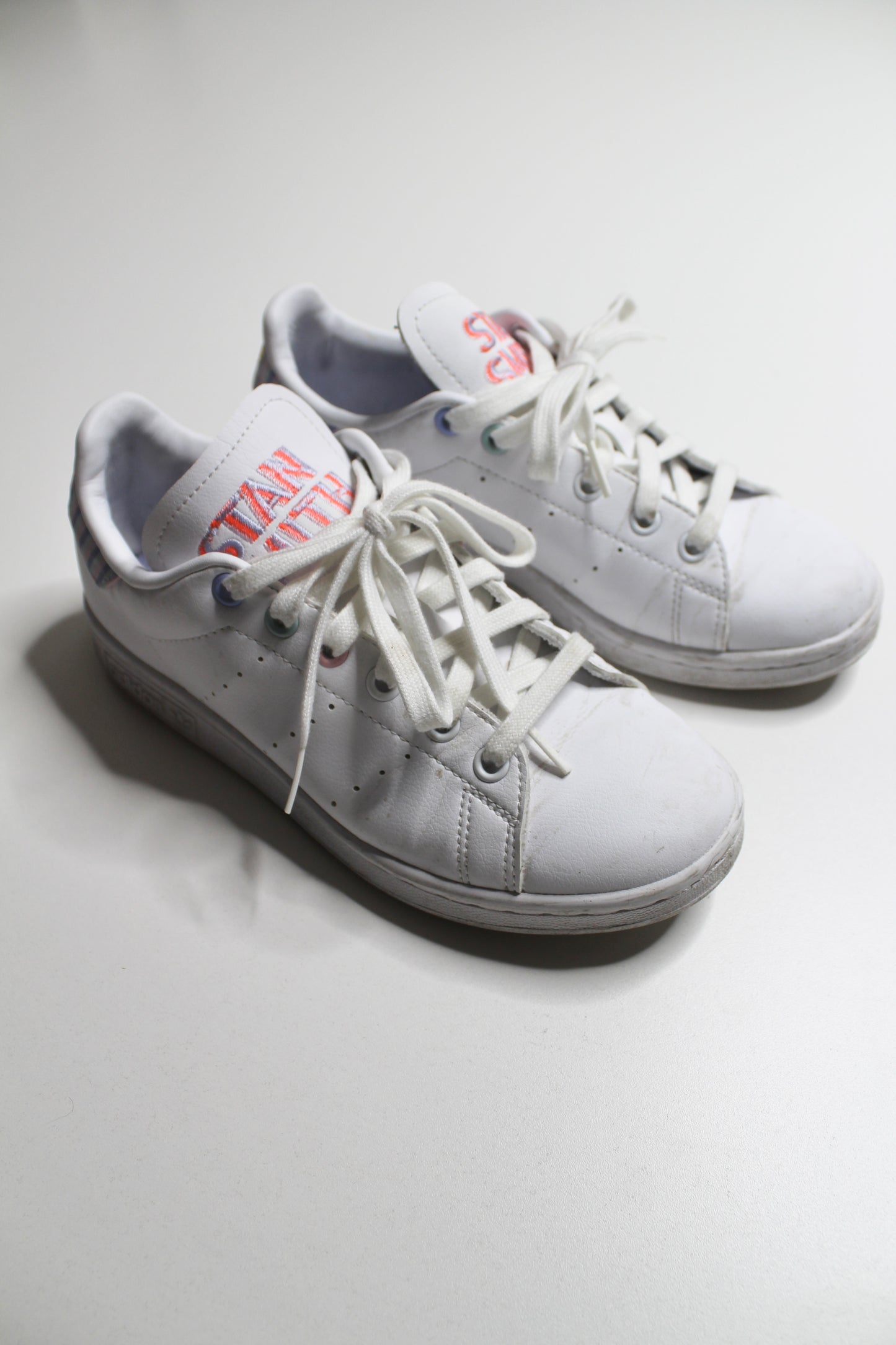 Adidas Stan Smith white / pastel sneaker, size 6 (fits big) Fits size 6-7 (additional 50% off)