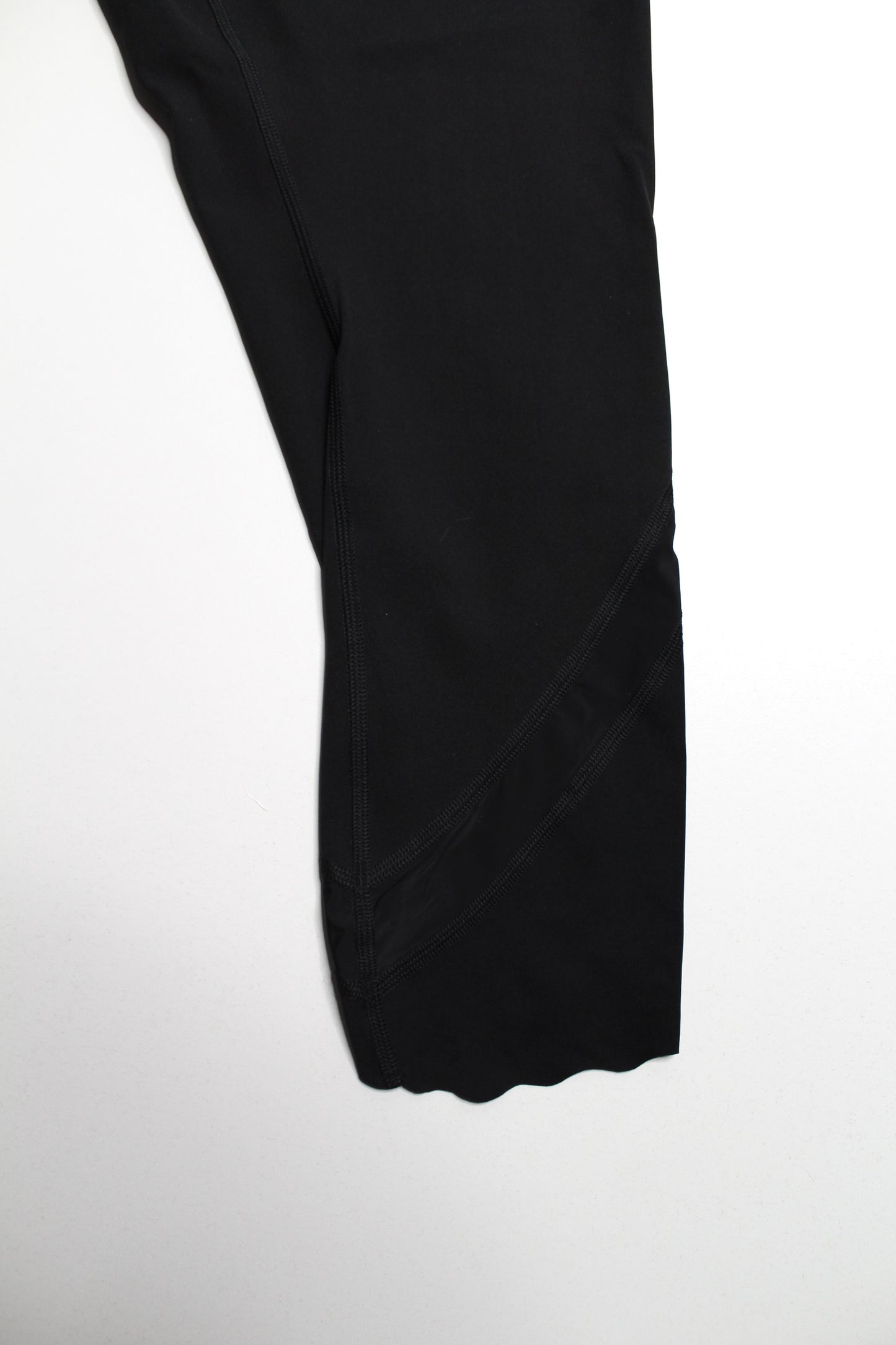 Lululemon black ‘wunder under’ scallop hem crop leggings, size 10 (24") *full on luxtreme