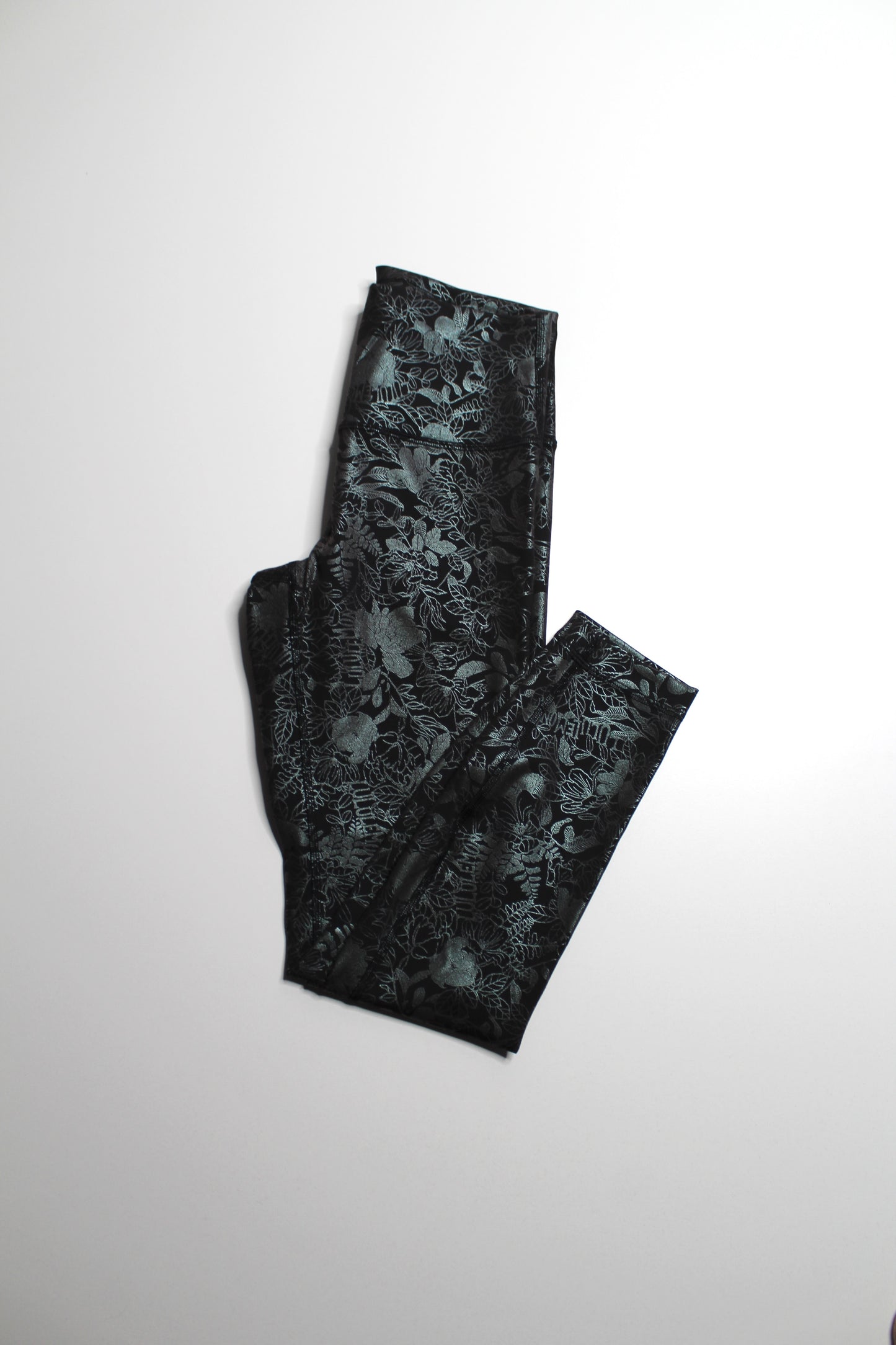 Lululemon logo flourish black/green iridescent foil 'wunder train' tights, size 6 (10% off)