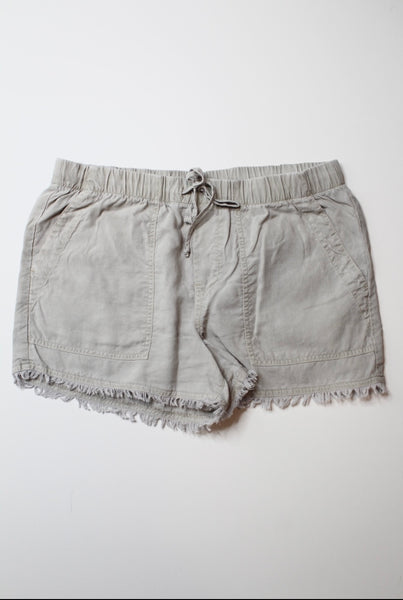 Bella Dahl light grey frayed hem pocket shorts, size small