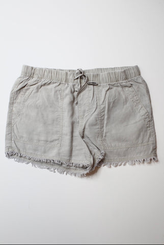 Bella Dahl light grey frayed hem pocket shorts, size small
