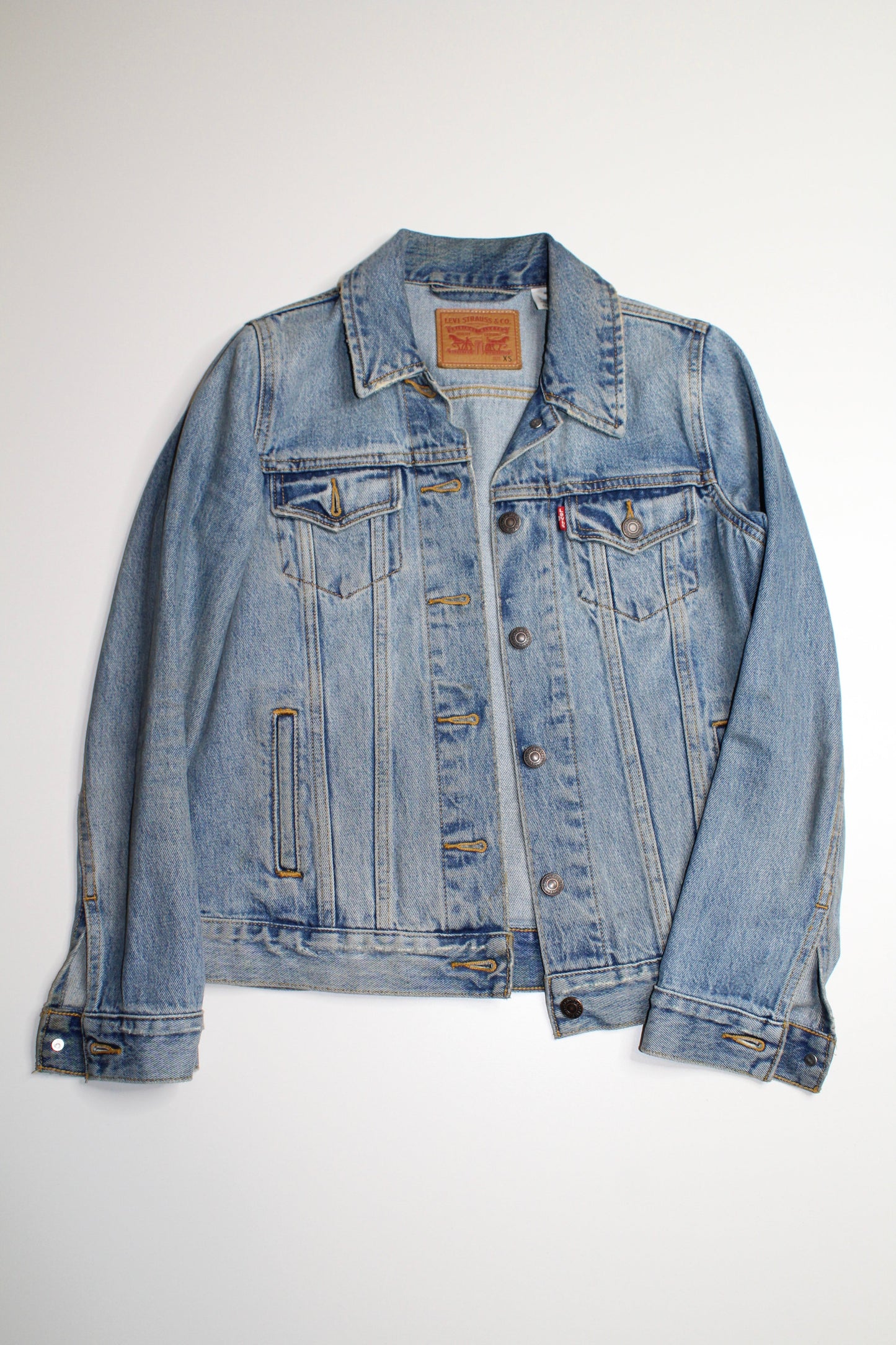 Levi’s boyfriend style trucker jean jacket, size xs (relaxed fit)