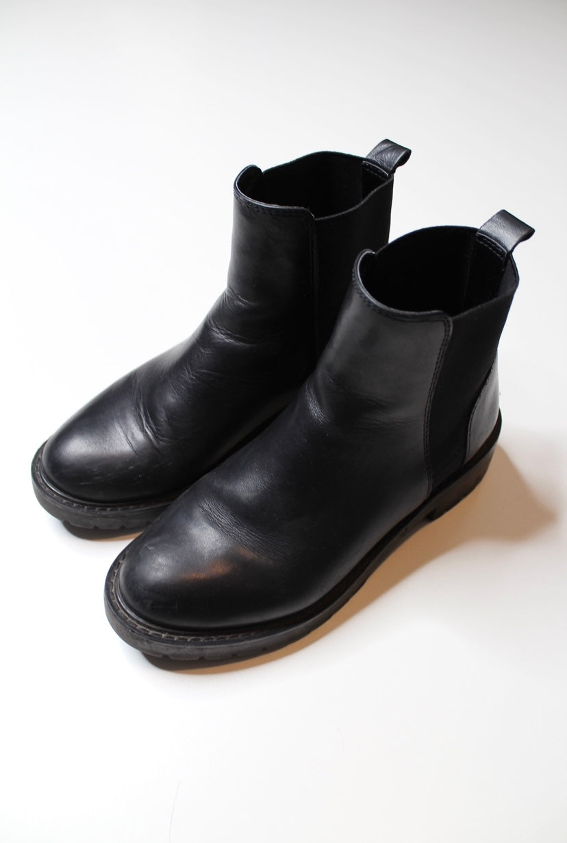 Steve Madden black gliding chelsea boot, size 6