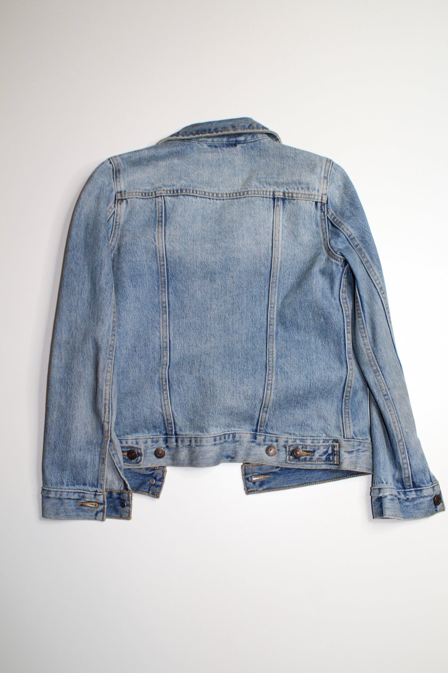 Levi’s boyfriend style trucker jean jacket, size xs (relaxed fit)