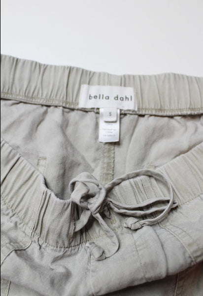 Bella Dahl light grey frayed hem pocket shorts, size small