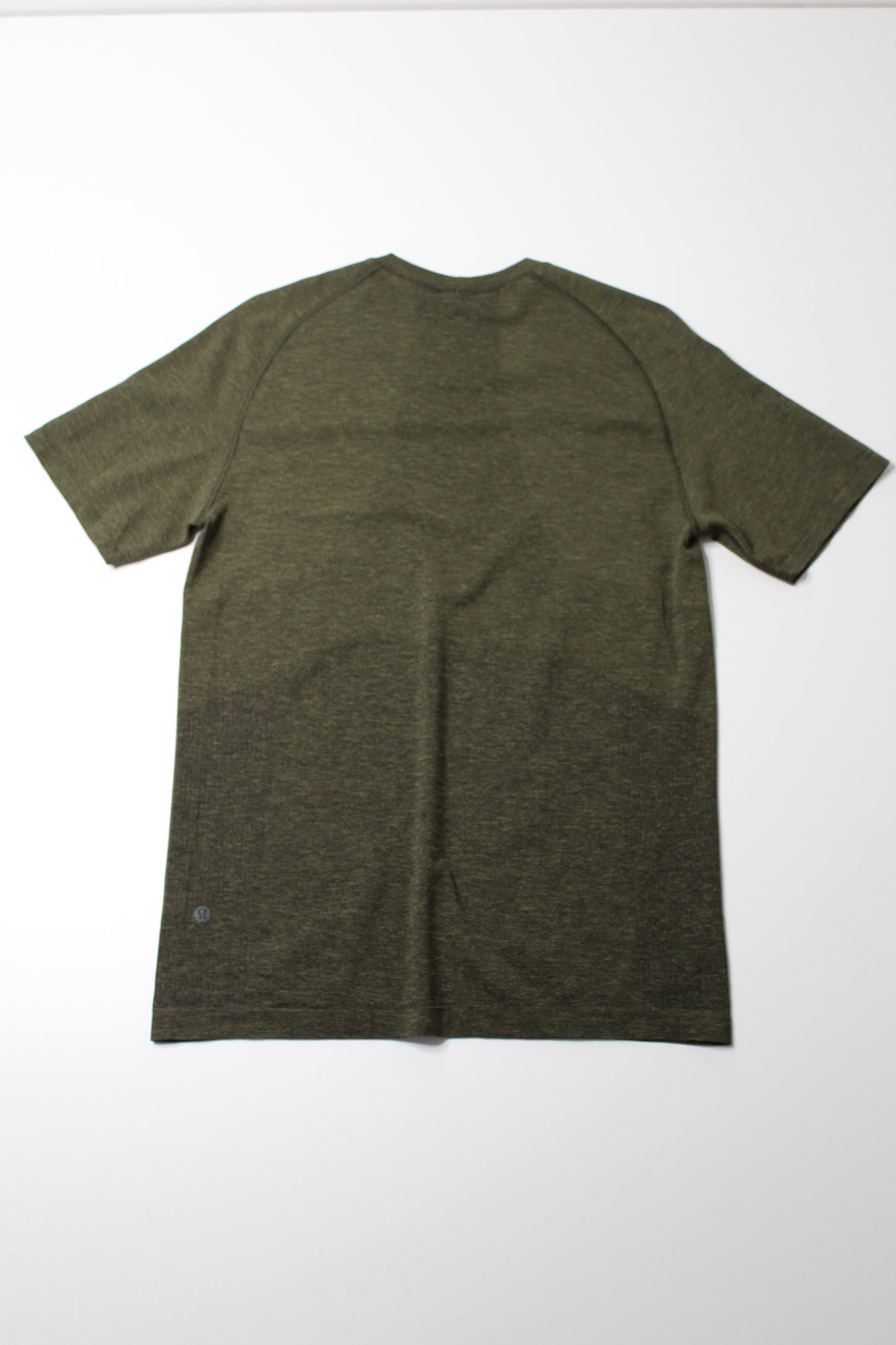 Mens lulu green metal vent short sleeve, size medium (price reduced: was $30)