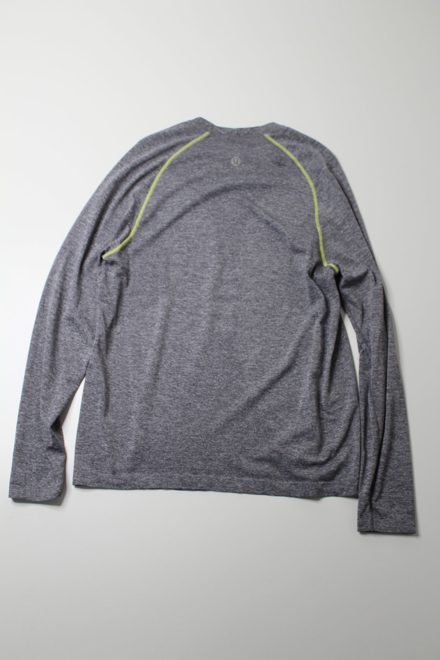 Mens lulu grey metal vent long sleeve, size large (additional 20% off)